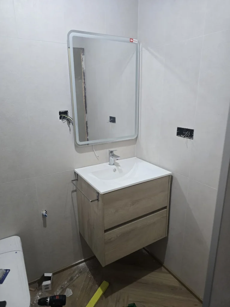 Mueble de baño con lavabo y grifo monomando instalados en una reforma de baño en Murcia