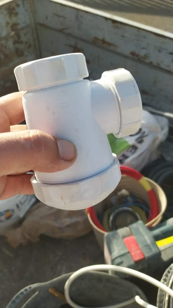 Bote sifónico de PVC nuevo antes de instalarlo en una vivienda de Murcia
