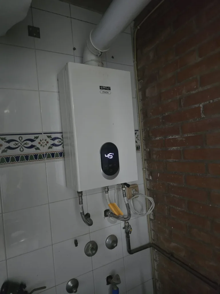 Calentador de gas estanco instalado y conectado en una vivienda de Murcia