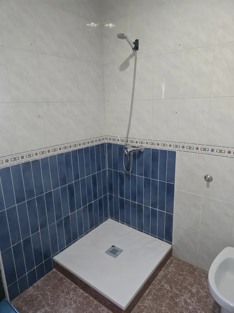Plato de ducha extraplano instalado en sustitución de la bañera antigua en un baño de Murcia