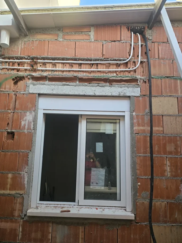 Instalación de fontanería en obra con tubería multicapa y colector a la vista en Murcia