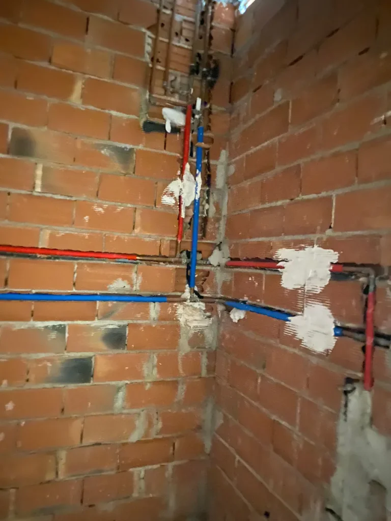 Instalación de tubería multicapa de agua fría y caliente empotrada en rozas en Murcia