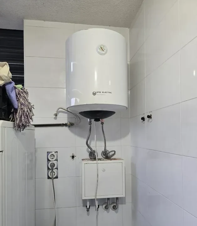 Termo eléctrico instalado en la pared con sus llaves de corte y grupo de seguridad en Murcia