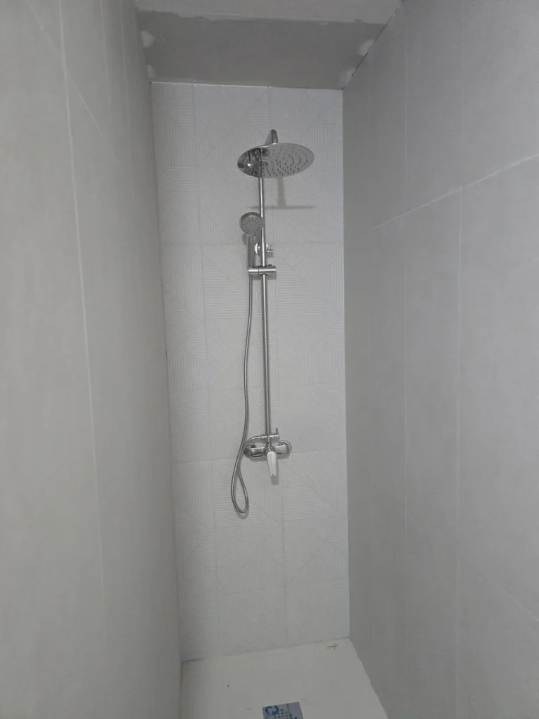 Plato de ducha a ras de suelo terminado tras la reforma de un baño en Murcia