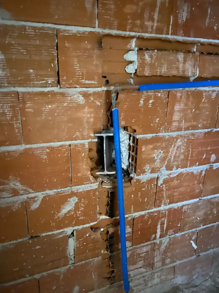 Roza vertical en tabique de ladrillo con tubería multicapa para fontanería en Murcia