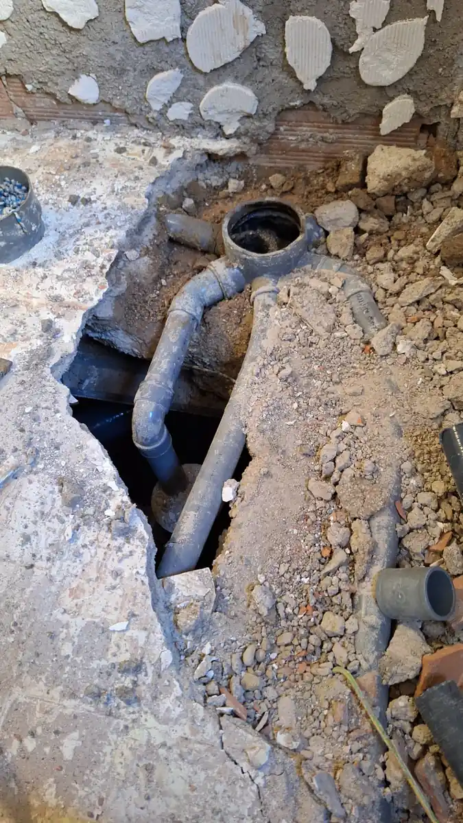 Arqueta y tubería de saneamiento al descubierto durante una obra en Murcia
