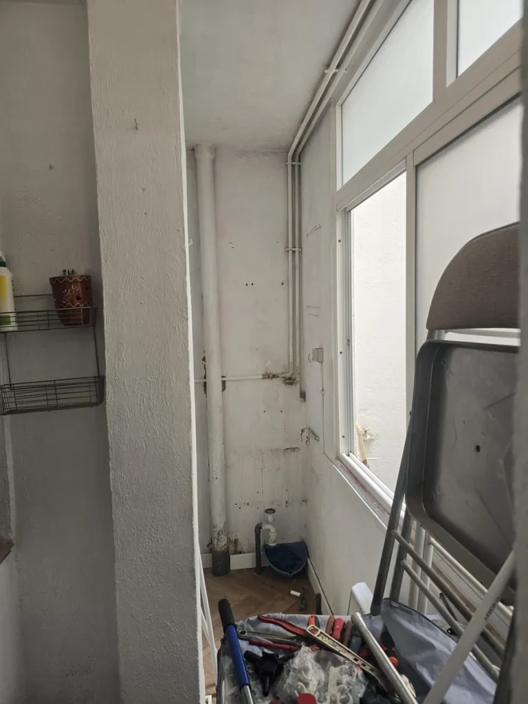 Tubería de agua sustituida y grapada a la pared tras reemplazar la instalación antigua en Murcia