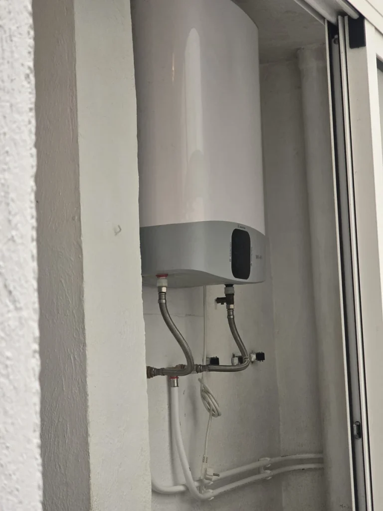 Termo eléctrico colocado en la galería de una vivienda de Murcia con la conexión terminada